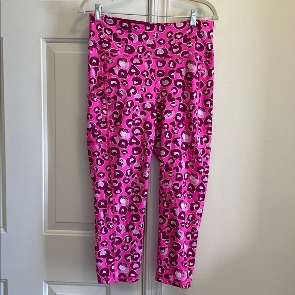 Pants - LILLY PULITZER size L Luxletic 24H weekender cropped leg in Don’t be a Cheetah